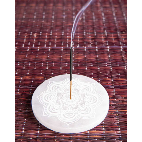 Alabasterhalter rund mit Mandalal mit Räucherstäbchen