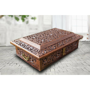 Noble caja de madera con tallas rectangulares
