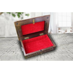 Noble caja de madera con tallas rectangulares