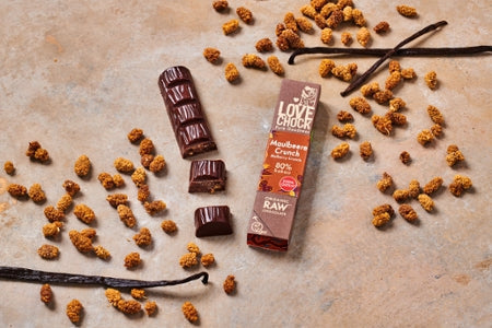 Lovechock Riegel: Daring bitter chocolate with mulberries and crispy made of dried date
