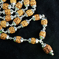 3-Augen-Rudraksha-Mala in Silber gefasst zur Stärkung des inneren Feuers