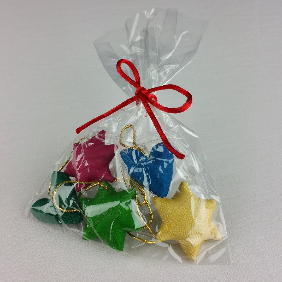 Corazones delicados y estrellas hechas de tela - trabajo manual