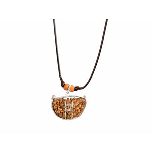 Die 1-Augen-Rudraksha verbindet mit dem absoluten Bewusstsein des Göttlichen. Wer diese seltene Rudraksha trägt, geht sicherlich den Weg des Moksha, den Weg der Befreiung und Erleuchtung.  Sie ist am besten geeignet für meditative Praktiken und spirituelles Erwachen. Insbesondere indische Politiker und Personen der Öffentlichkeit tragen zum Teil ganze Malas mit 1-Augen-Rudrakshas, um höchste spirituelle Kraft zu erhalten, mehr Charisma auszustrahlen und um Ziele zu verwirklichen.
