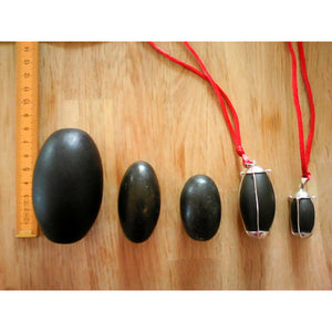 Schwarzer Narmada Shiva-Lingam aus Indien, 5 cm