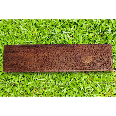 Caja de madera noble con tallas alargadas
